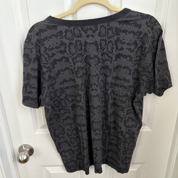 Anine Bing Snakeskin Reptile 100% Cotton Grey Charcoal Tee Women’s Large - Picture 5 of 6